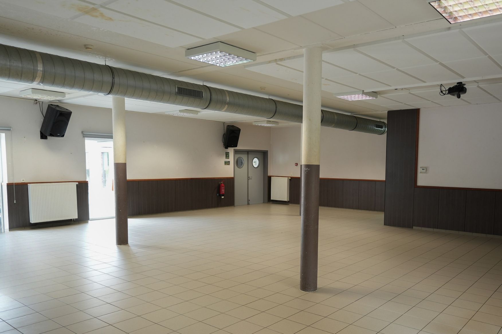 Vue intérieure de la salle sans le bar